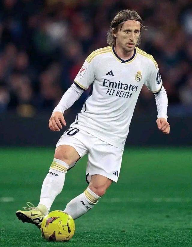 巴萨3-2皇马卫冕西超杯 拉菲尼亚双响